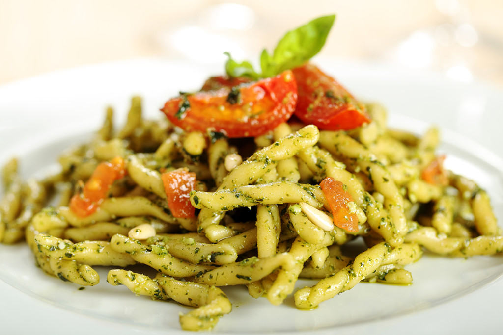 pasta italiana strozzapreti con pesto genovese e pomodori